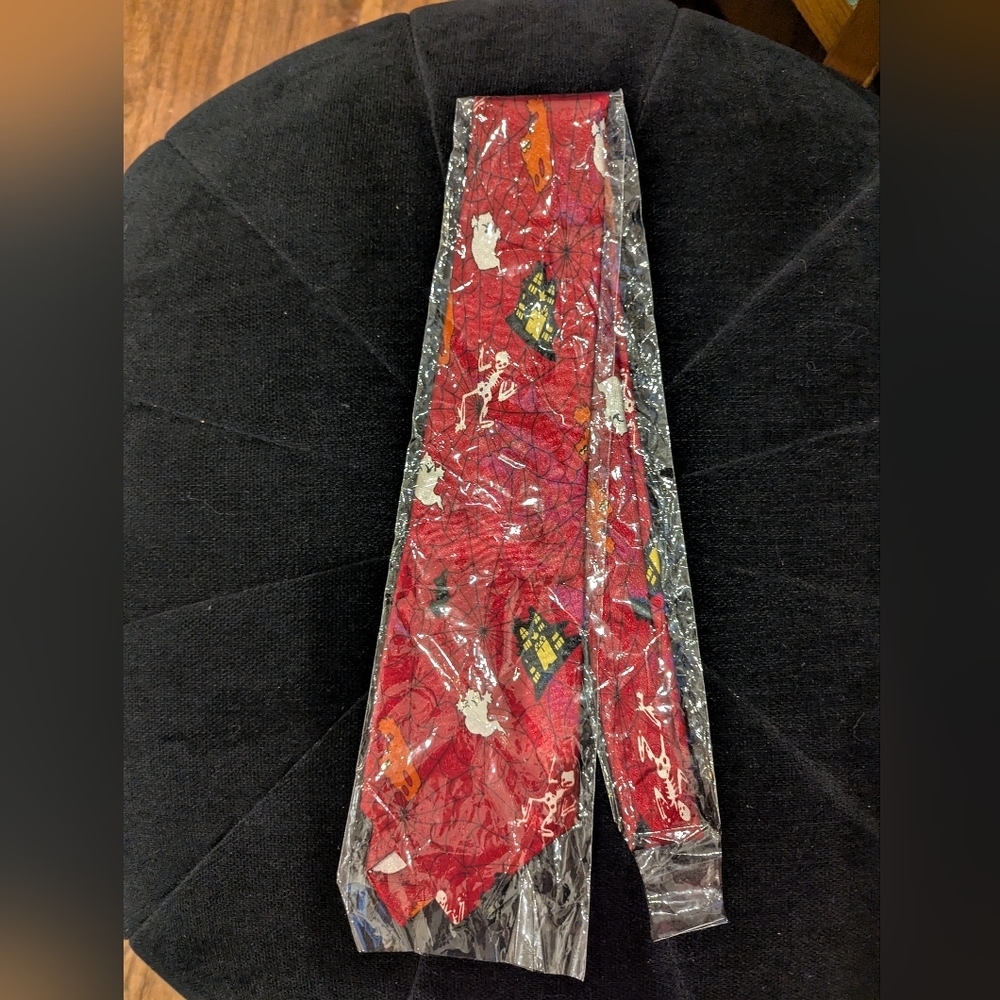 🍁Halloween Necktie Spooky Fun With Webs Spiders Skeletons & Bats Adult OS New!